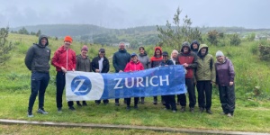 Zurich employees volunteering at Fernhill park